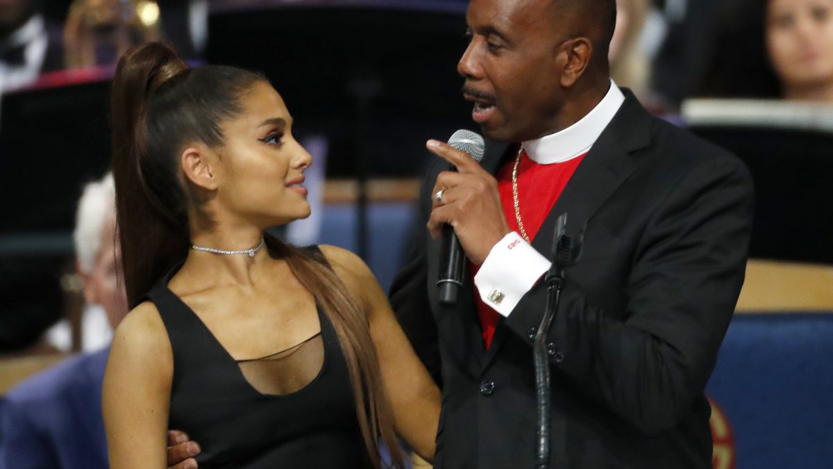 Funerali Aretha Franklin: pastore tocca seno di Ariana Grande, poi si scusa  (VIDEO)