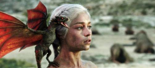 Daenerys con uno de sus dragones recién nacidos.
