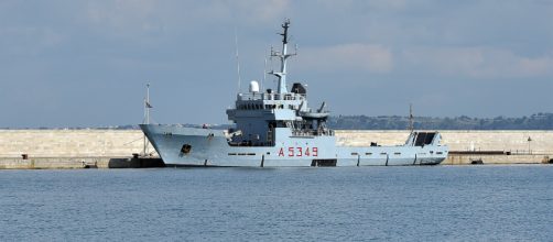 Brindisi, sette quintali di sigarette a contrabbando su una nave militare: marinai sotto inchiesta (in foto la nave Caprera)