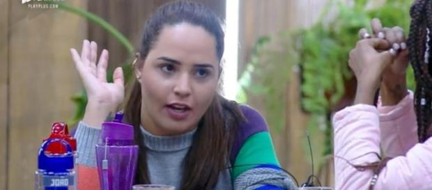Perlla contando para Luane sobre a saída de igreja Perlla contando para Luane sobre a saída de igreja