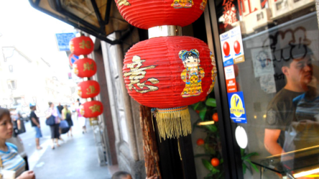 Negoziante cinese arrestato per maltrattamenti in famiglia.