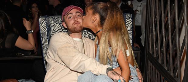 Depuis la mort de Mac Miller, la chanteuse Ariana Grande est la cible d'internautes la rendant responsable de sa mort. Depuis la mort de Mac Miller, la chanteuse Ariana Grande est la cible d'internautes la rendant responsable de sa mort.