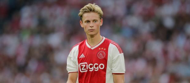 Frenkie De Jong est au coeur d'un nouveau conflit entre le PSG et le FC Barcelone Frenkie De Jong est au coeur d'un nouveau conflit entre le PSG et le FC Barcelone