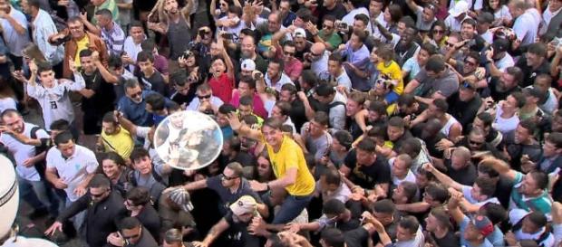 Jair Bolsonaro no corpo a corpo em Juiz de Fora Jair Bolsonaro no corpo a corpo em Juiz de Fora