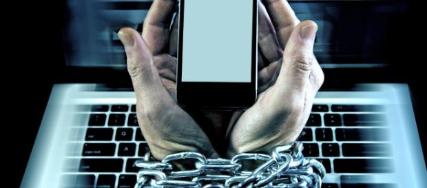 Julien UYTTENDAELE, La cyberdépendance, une toxicomanie du 21è siècle Julien UYTTENDAELE, La cyberdépendance, une toxicomanie du 21è siècle