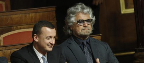 Rocco Casalino insieme a Beppe Grillo: il M5S vuole il reddito di cittadinanza