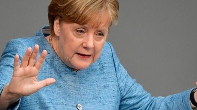 Angela Merkel: "Lavoro entro 15 giorni, oppure via da Germania!"