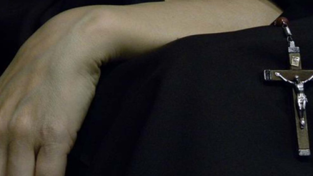 Suora aggredisce prete e lo manda in ospedale: testa rotta a colpi di mattone