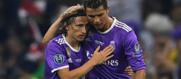Modric y Ronaldo, dos jugadores estrella del fútbol internacional. Modric y Ronaldo, dos jugadores estrella del fútbol internacional.