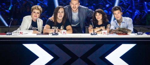 La giuria di X Factor 2018. Da sin. Mara Maionchi, Manuel Agnelli, il conduttore Alessandro Cattelan, Asia Argento e Fedez