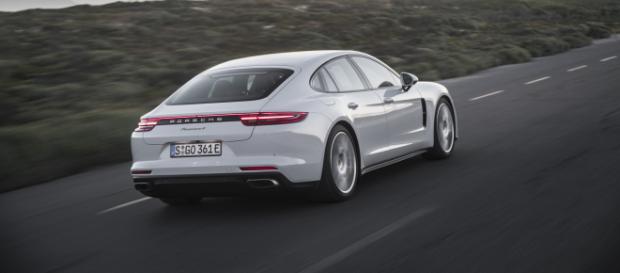 La Panamera 4 E-Hybrid, grazie al motore elettrico, raggiunge i 462 cv di potenza La Panamera 4 E-Hybrid, grazie al motore elettrico, raggiunge i 462 cv di potenza