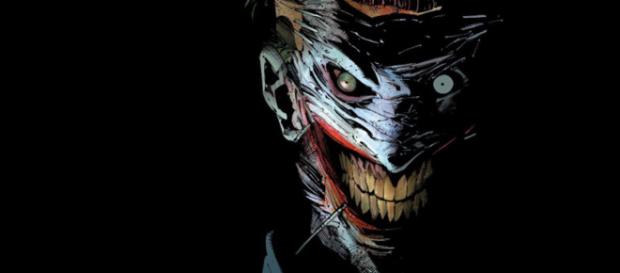 O Coringa usando o próprio rosto como máscara, por Greg Capullo. O Coringa usando o próprio rosto como máscara, por Greg Capullo.