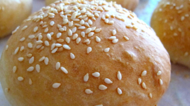 Muore in volo dopo aver mangiato pane al sesamo: reazione allergica per una 15enne