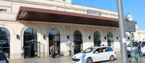 Lecce, rissa vicino la stazione: 20 persone coinvolte, un uomo ferito alla gola