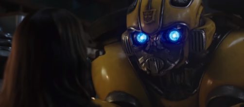 Charlie Watson helps Bumblebee in his mission on Earth during the spin-off film [Image Credit: Emergency Awesome/YouTube screencap]