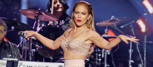 Jennifer Lopez suffers a nasty fall on stage (Image via ew.com/Twitter)
