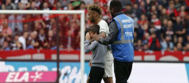 Neymar est heureux d'avoir pu donner son maillot à un jeune homme au Roazhon Park Neymar est heureux d'avoir pu donner son maillot à un jeune homme au Roazhon Park
