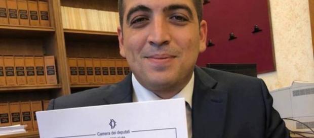 Pensioni, approda in Commissione Lavoro alla Camera ddl su tagli assegni d’oro, post del deputato Perconti (M5s) su Facebook Pensioni, approda in Commissione Lavoro alla Camera ddl su tagli assegni d’oro, post del deputato Perconti (M5s) su Facebook