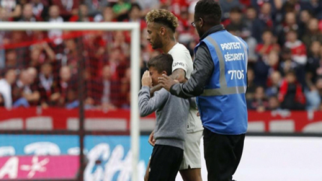 Neymar est heureux d'avoir pu donner son maillot à un jeune homme au Roazhon Park