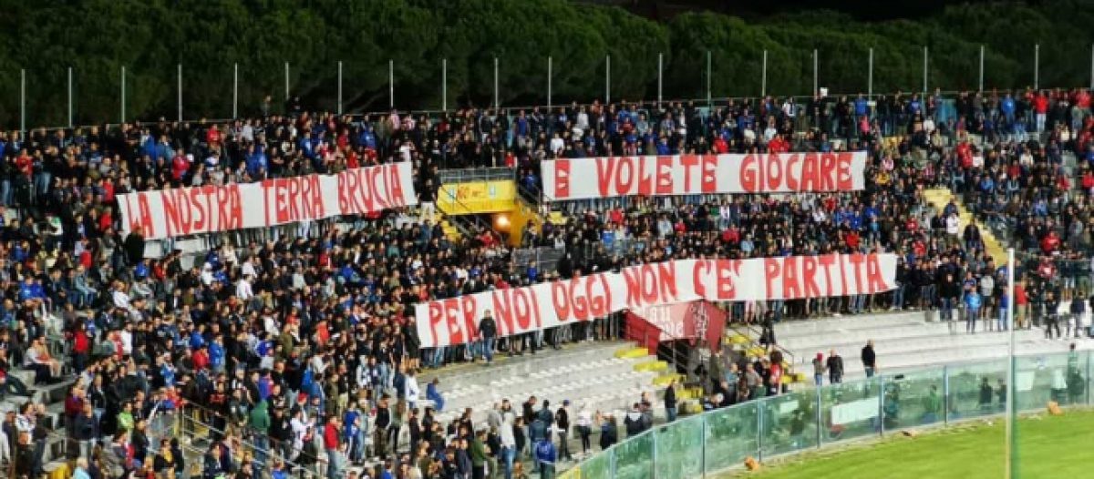 Pisa Arezzo giocata nonostante l incendio la protesta degli ultras