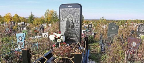 A grieving father erected a 5ft iPhone tombstone for his late daughter in Ufa, Russia. [Image @MailOnline/Twitter]