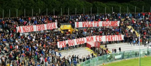 Pisa-Arezzo 0-0, giocata nonostante l'incendio che sta distruggendo i monti pisani - foto Pisa Today