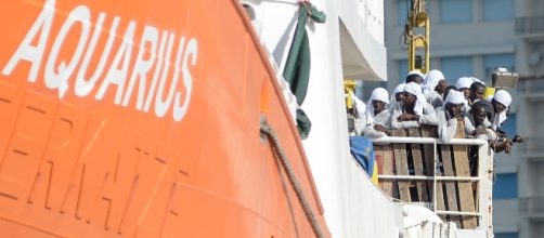 Aquarius, Italia nega approdo: sbarcheranno a Malta i 58 migranti a bordo