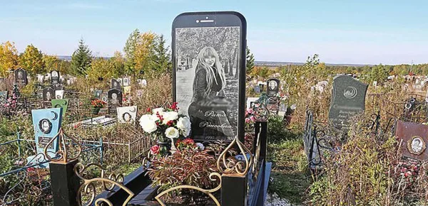 A grieving father erected a 5ft iPhone tombstone for his late daughter in Ufa, Russia. [Image @MailOnline/Twitter]