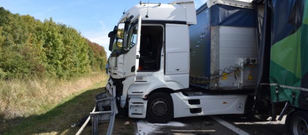 Unfall auf der A6 bei Sinsheim-Steinsfurt. Foto: Rhein-Neckar-Aktuell Unfall auf der A6 bei Sinsheim-Steinsfurt. Foto: Rhein-Neckar-Aktuell