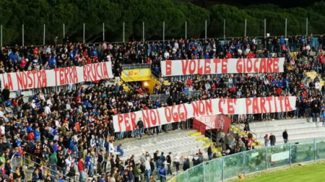Pisa-Arezzo 0-0, giocata nonostante l'incendio che sta distruggendo i monti pisani - foto Pisa Today