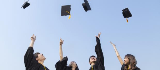 Ragazzi laureati lanciano cappello - google img. Ragazzi laureati lanciano cappello - google img.