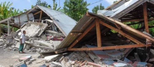 Diverse abitazioni distrutte dopo il terremoto sull'isola di Sulawesi