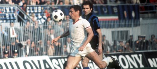 Gigi Riva in azione a San Siro contro l'Inter in una sfida degli anni '70