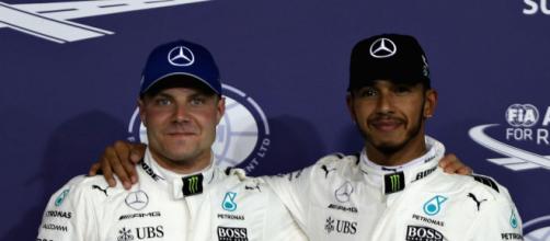 Valtteri Bottas insieme a Lewis Hamilton