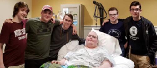 Six gamers meet in person after one of their friends became terminally ill. [Image @ladbible/Twitter]