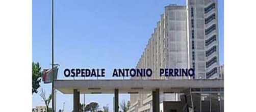 Brindisi, panico in ospedale: richiedente asilo danneggia i vetri delle auto e della sala Tac del nosocomio: denunciato