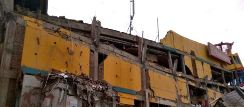 Edificio crollato a seguito del potente sisma di magnitudo 7.5 in Sulawesi, Indonesia
