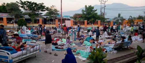 Le vittime ricevono assistenza davanti all'ospedale di Palu (Antara/BNPB Sutopo Purwo Nugroho)