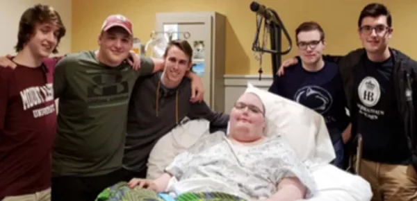 Six gamers meet in person after one of their friends became terminally ill. [Image @ladbible/Twitter]