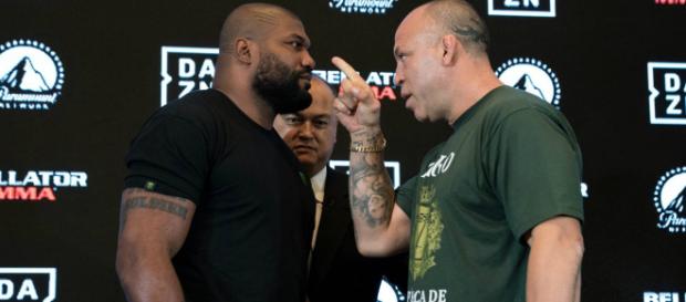 Wanderlei coloca o dedo na cara de Rampage Jackson. Wanderlei coloca o dedo na cara de Rampage Jackson.