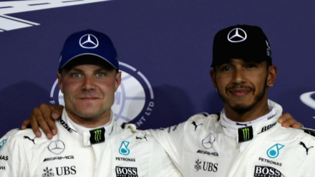 Valtteri Bottas insieme a Lewis Hamilton