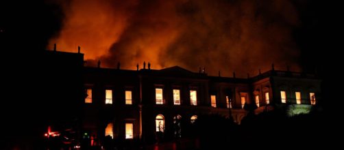 Brasile, incendio devasta il museo nazionale di Rio de Janiero (in foto l'edificio che ospita il museo in fiamme)