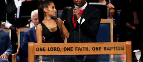 El obispo Ellis pide disculpas luego de ser acusado de rozar el pecho de Ariana Grande