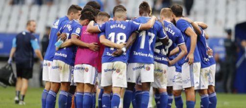 Los jugadores del Real Oviedo se unen en un círculo al final del encuentro. Fotografía: Real Oviedo