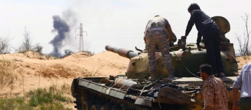 Miliziani della 7/a Brigata all'assalto di Tripoli, la capitale libica rischia l'assedio