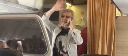Pupo canta sul volo Lamezia-Roma e riporta la calma tra i passeggeri francesi