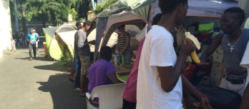 Roma: rifugiati sfrattati, da due mesi dormono in strada