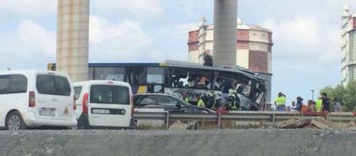 Un autobús de Alsa se empotró contra un pilón de obras en Avilés