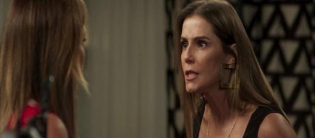 Karola tenta matar Laureta. (Foto: Divulgação TV Globo) Karola tenta matar Laureta. (Foto: Divulgação TV Globo)