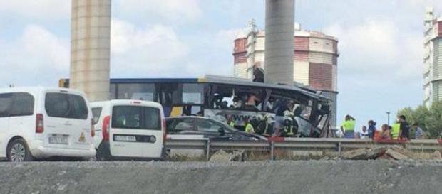 Un autobús de Alsa se empotró contra un pilón de obras en Avilés Un autobús de Alsa se empotró contra un pilón de obras en Avilés
